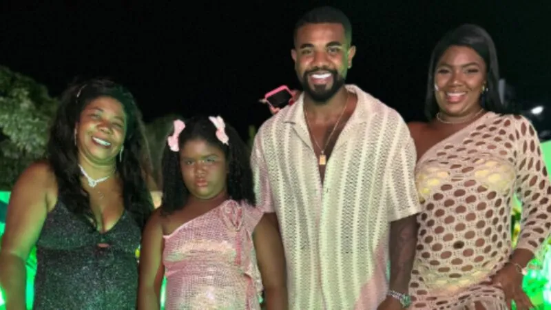 Davi Brito reage a ataques contra a família e reforça denúncia de racismo nas redes Davi Brito voltou a usar suas redes sociais neste sábado (3/11) para se posicionar diante de ataques direcionados à sua família. O influenciador e vencedor do BBB 24 se mostrou especialmente abalado com comentários 