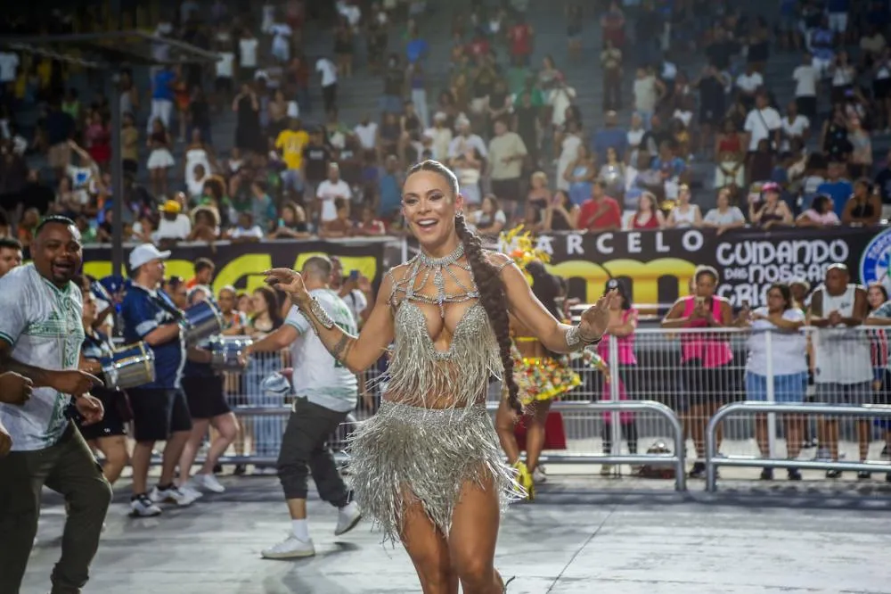 Madrinha da Vila Maria, Josi Aoas usa look metalizado em ensaio e confessa “frio na barriga”