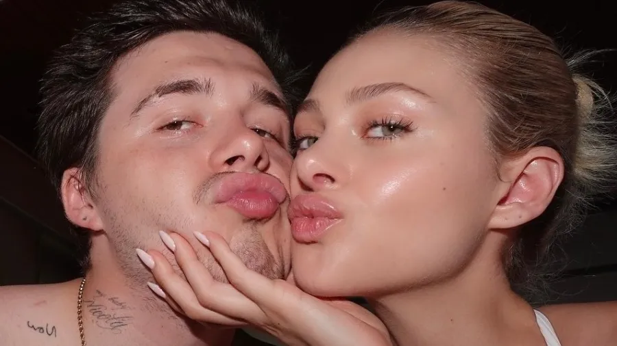 Brooklyn Beckham surge ao lado da esposa após postagem de Victoria com a família em Paris