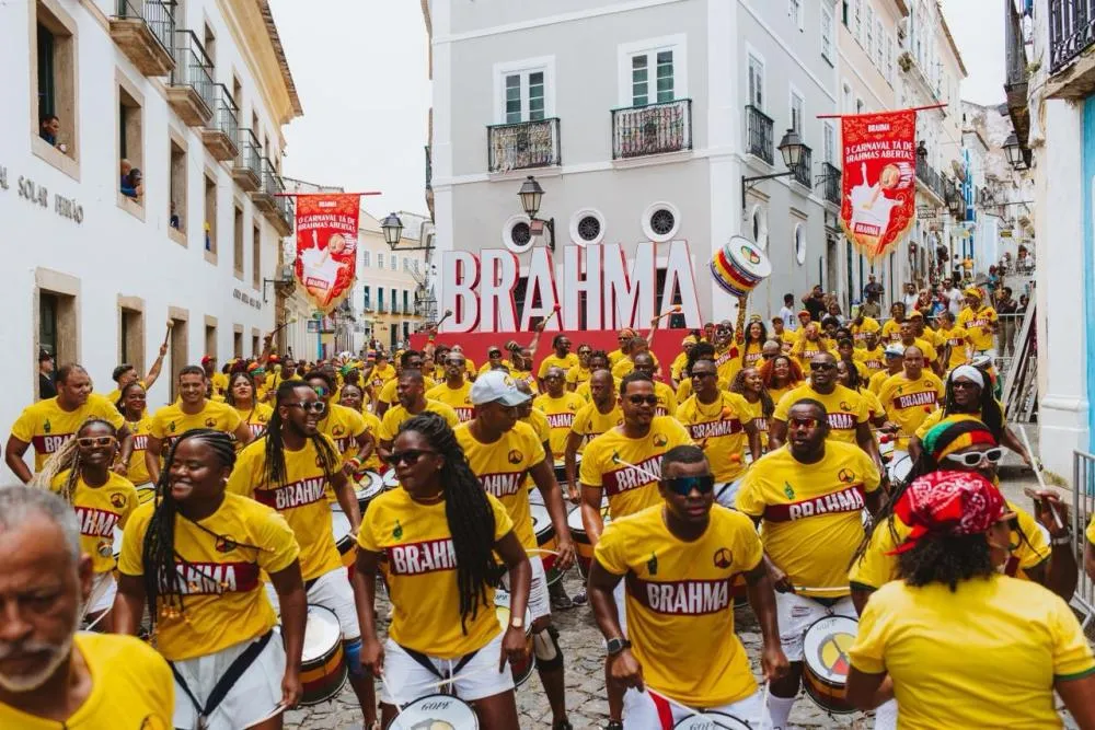Brahma recebe Carlo Ancelotti com batida do Olodum e transforma o Pelourinho em símbolo da esperança pelo hexa