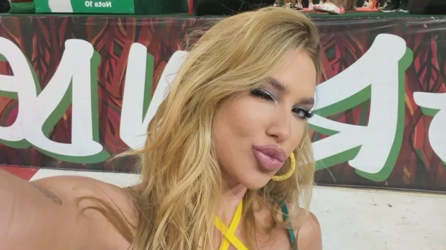 Virginia Fonseca curte noite de samba com a bateria da Grande Rio