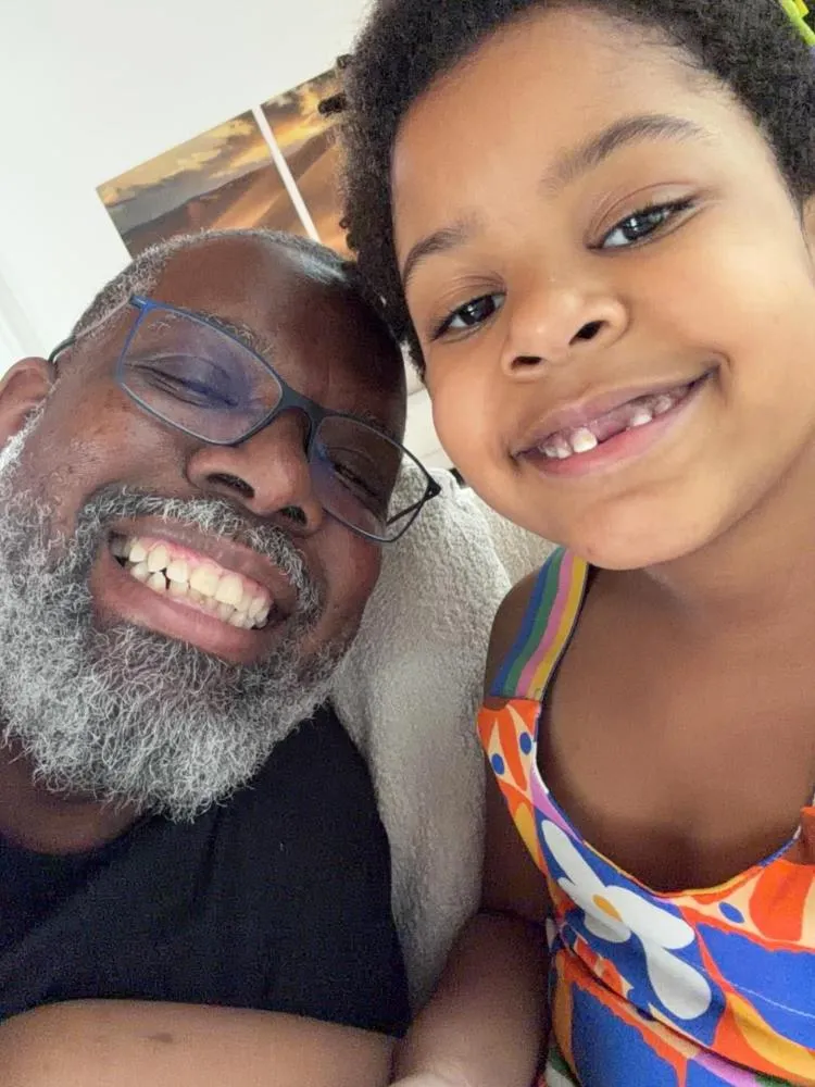 Aniversário da filha inspira reflexão emocionante de Péricles sobre o tempo e a vida