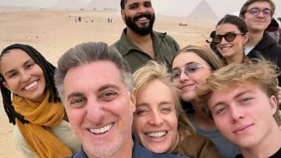 Angélica e Luciano Huck exploram o Egito com filhos e amigos