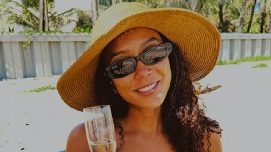 Taís Araujo samba de biquíni e curte férias com amigas famosas