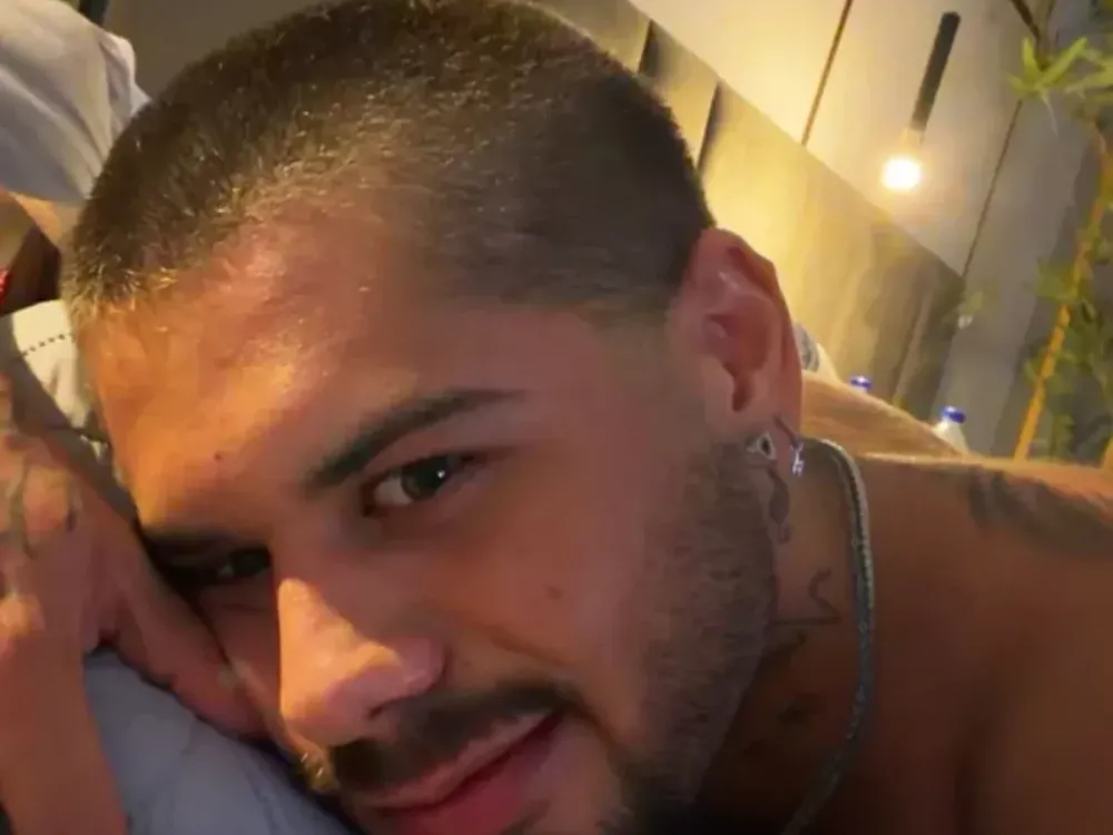 Zé Felipe aposta em visual radical para o Carnaval e incentiva equipe a raspar o cabelo