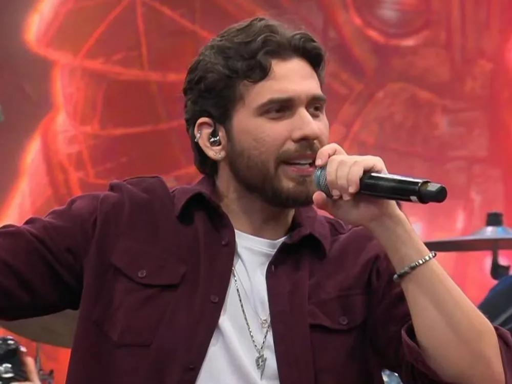 Gustavo Mioto comenta impacto das fake news durante pocket show na Band FM