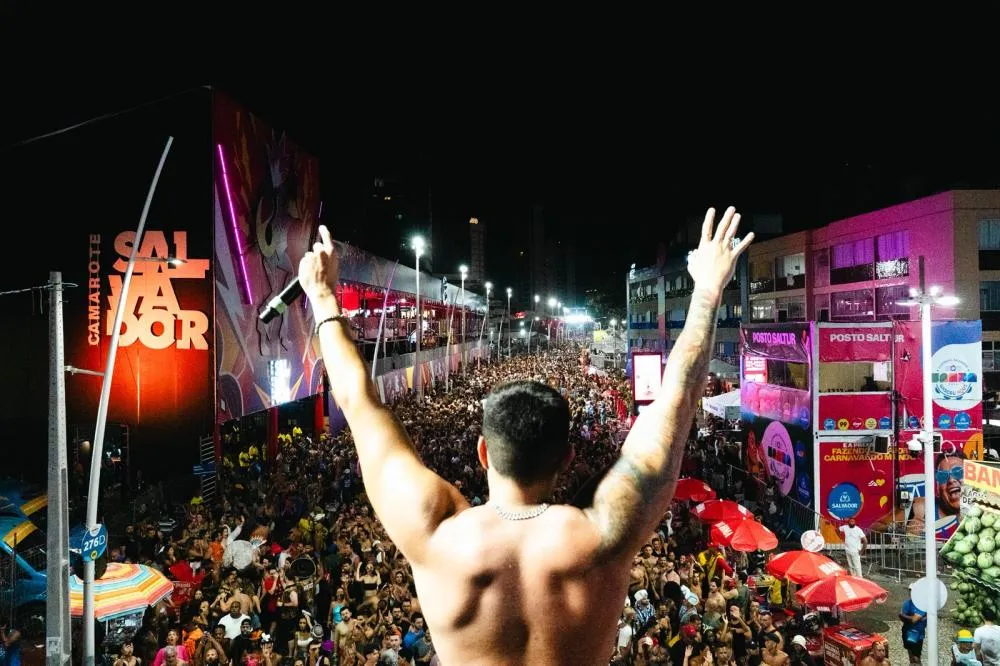 DJ Pedro Chamusca arrasta multidão no circuito Barra-Ondina, em Salvador, com trio elétrico próprio