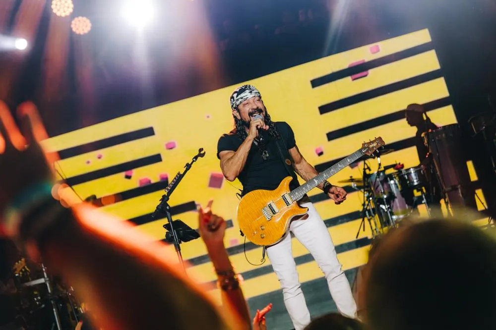 Bell Marques e Durval Lelys transformam o Camarote Bar Brahma em micareta no Desfile das Campeãs