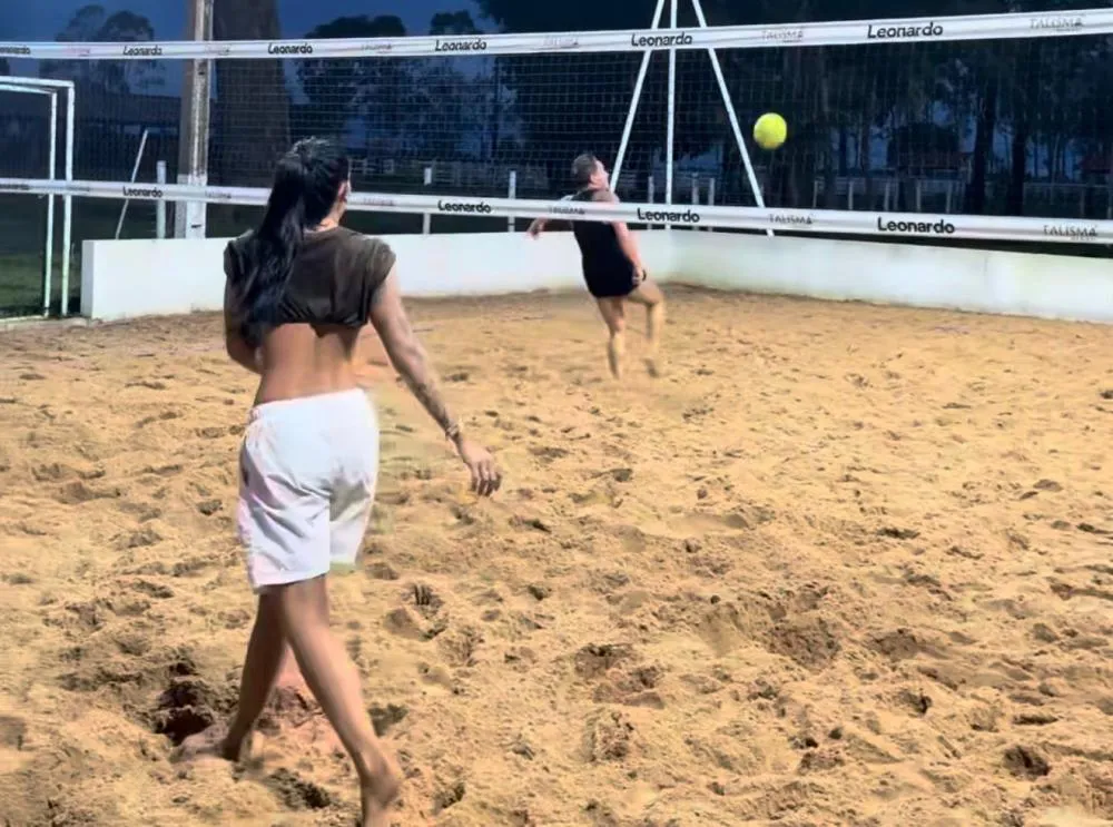 Ana Castela se diverte em partida de futevôlei com Leonardo e faz provocação bem-humorada