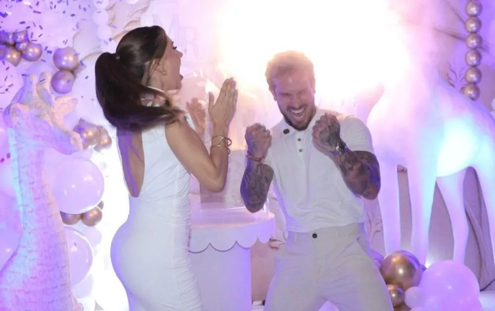 Rodrigo Gil e Maria Helena Paiva celebram chá de revelação do filho Bernardo em São Paulo