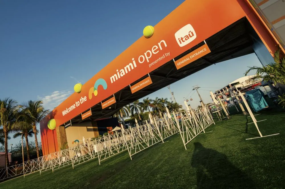 Itaú celebra 50 anos no tênis e amplia ações no Miami Open 2026