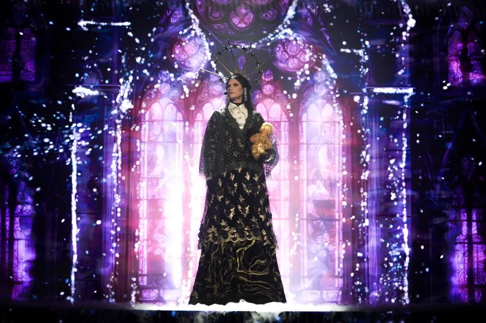 Laura Pausini inicia nova era nos palcos com turnê global grandiosa e estreia lotada na Espanha