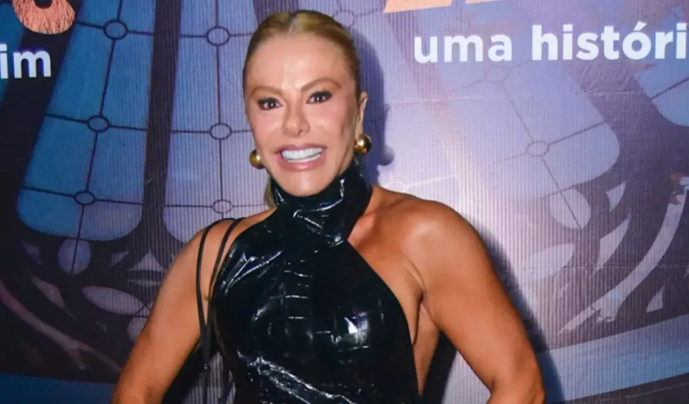 Poliana Rocha chama atenção com look elegante em show especial de Leonardo