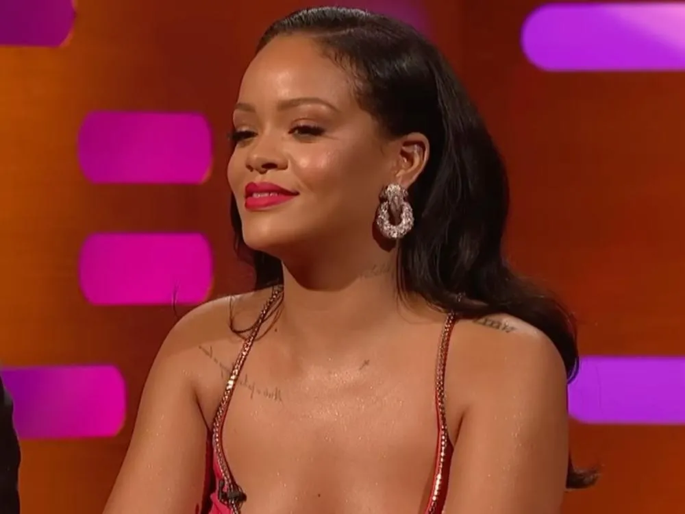 Rihanna quebra o silêncio e reage com deboche a rumores de gravidez