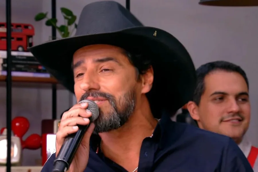 Alberto Cowboy canta no “É De Casa” e apresentação vira piada na web