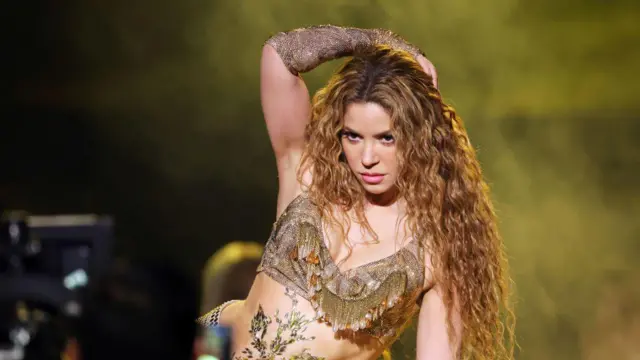 Shakira surpreende em ensaio e pode dividir palco com ícones brasileiros