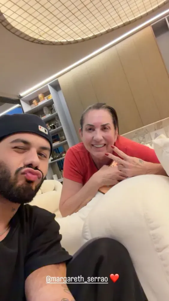 Zé Felipe surge na casa de Virginia, encontra os filhos e posa com Margareth Serrão