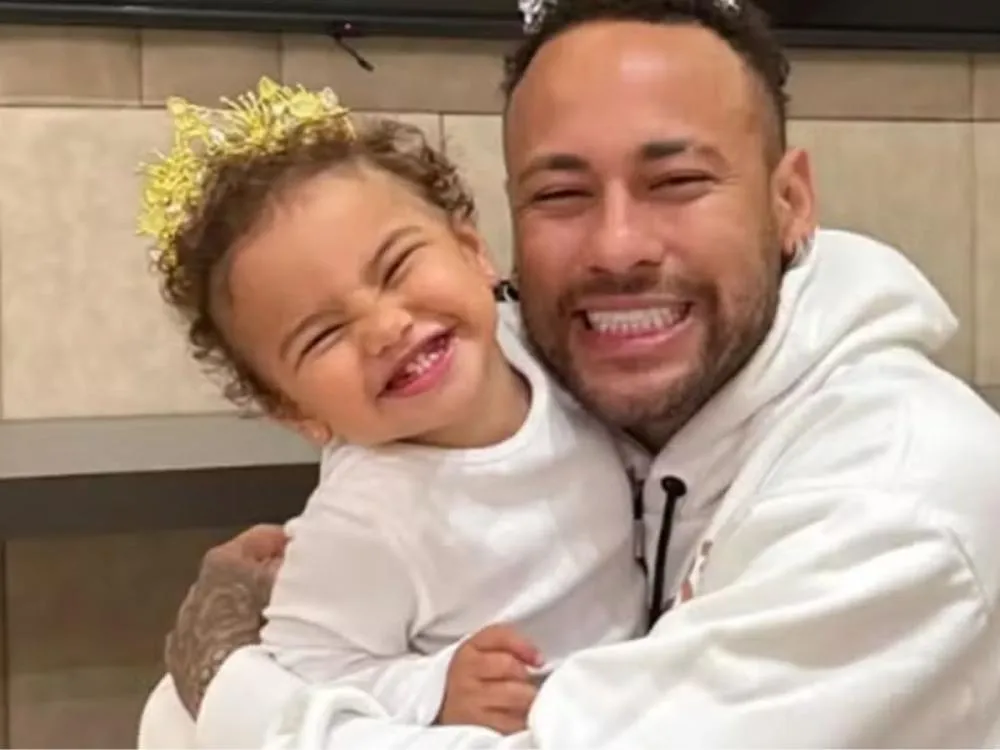 Mavie encanta web ao sair em defesa de Neymar durante jogo do Santos
