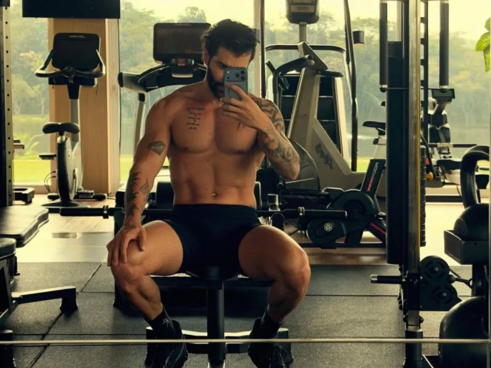 Andressa Suíta reage após foto de Gusttavo Lima sem camisa viralizar