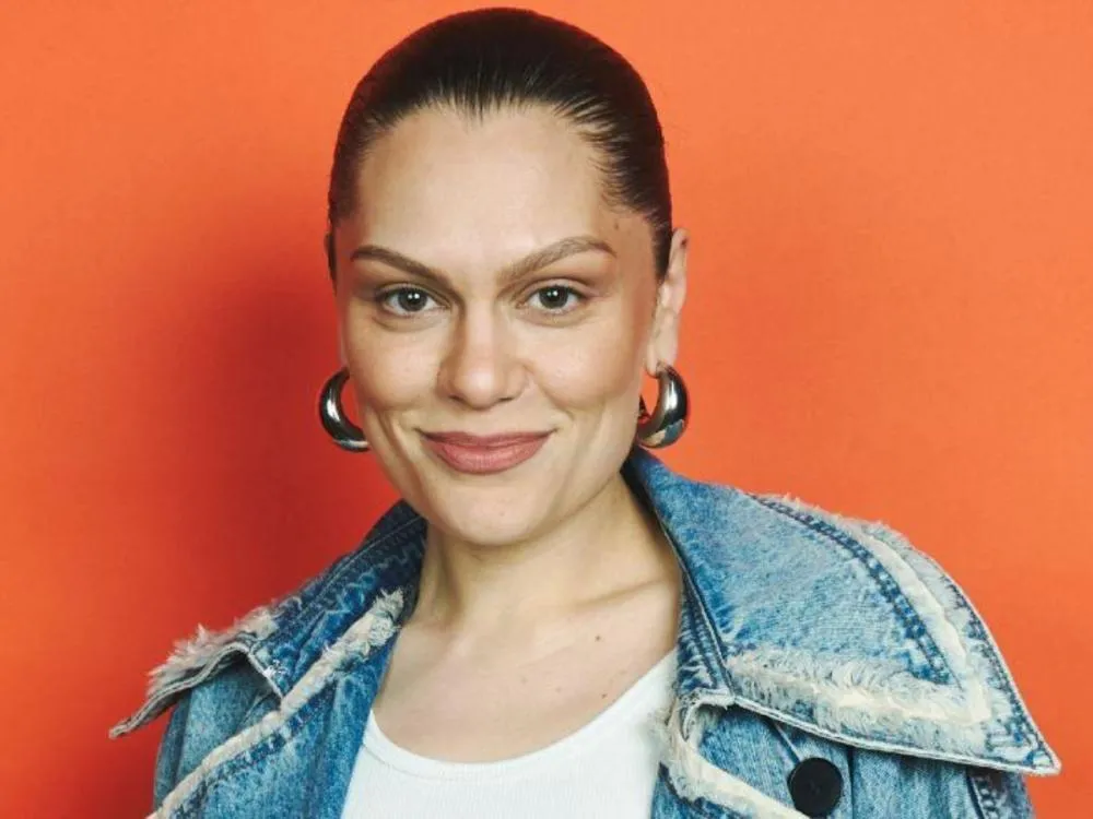 Jessie J celebra cura do câncer de mama e emociona seguidores