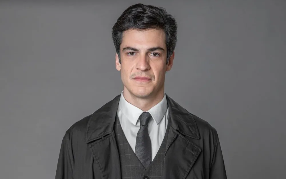 Mateus Solano reage a flerte de fã durante podcast e resposta viraliza