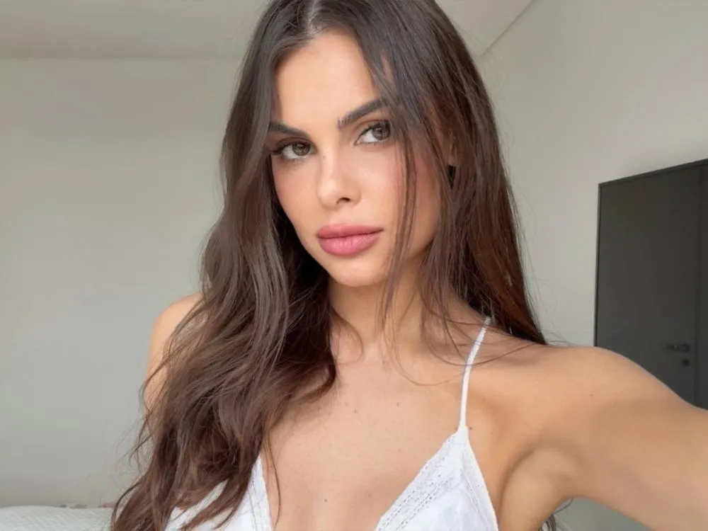 Amanda Kimberlly faz desabafo após críticas sobre viagem de Helena durante a Copa