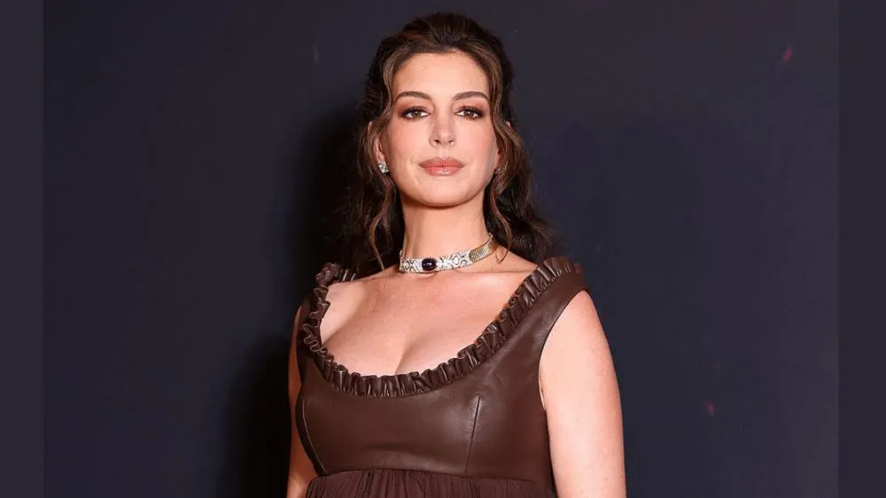 Anne Hathaway revela detalhes da terceira gravidez e comenta decisão de ter outro filho