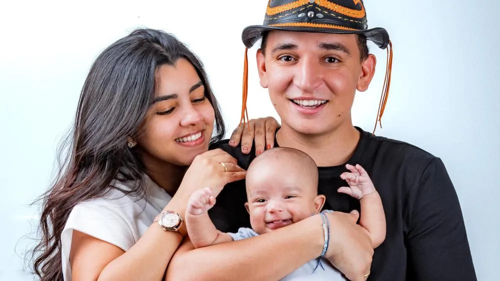 João Gomes comemora 24 anos com festa animada após passar aniversário fora do país