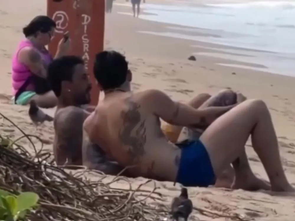 Carlinhos Maia e Leonardo Castro são vistos juntos na praia e aumentam curiosidade dos fãs
