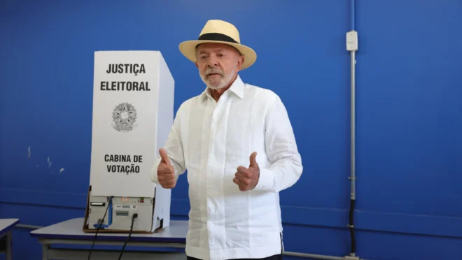 Lula vota em São Bernardo e afirma que respeitará resultado das urnas