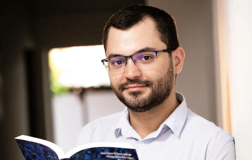 O que realmente é microtraição? Psicólogo Renan Santana explica por que pequenos gestos online têm causado grandes crises nos relacionamentos